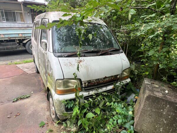 福岡市早良区の公開引取り記録：タイヤが沈んだ軽バンを、クレーンで引取り