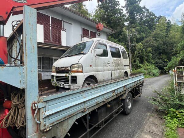 早良区で長期保管されていた軽バンを積載車に載せた公開記録写真