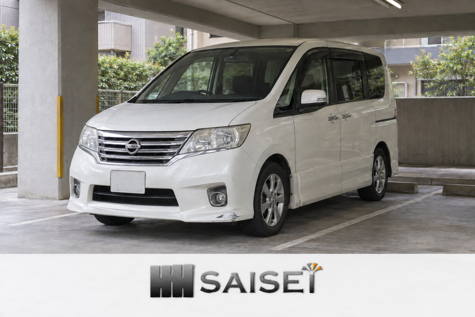 福岡市中央区平尾のマンション駐車場に停めた経年感のある濃紺の日産セレナ