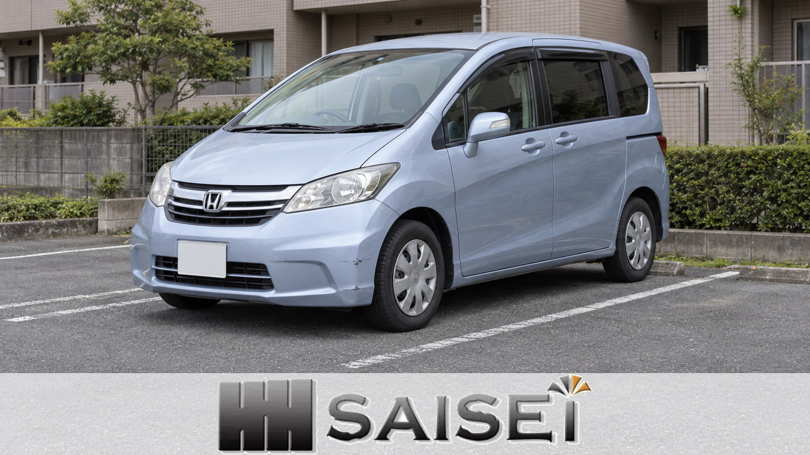 集合住宅の駐車場に停めた淡い青色の2012年式ホンダフリード