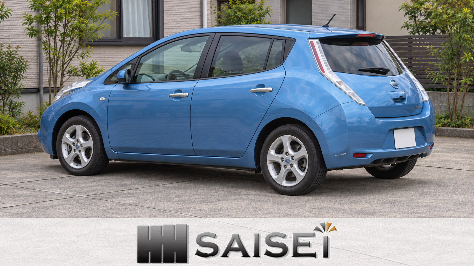 青い日産リーフの左側面と前後のタイヤ、閉じたドア