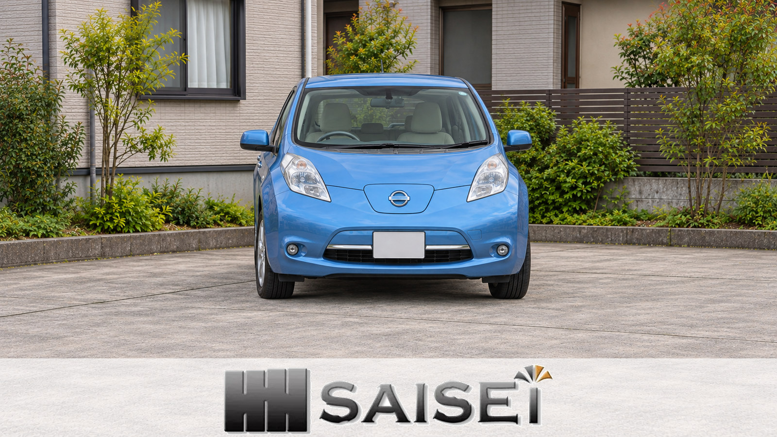 前端中央の閉じた充電口と前方外観が分かる青い日産リーフ