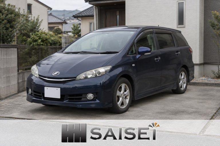 戸建て駐車場に停めた、経年の擦り傷がある紺色のウィッシュ