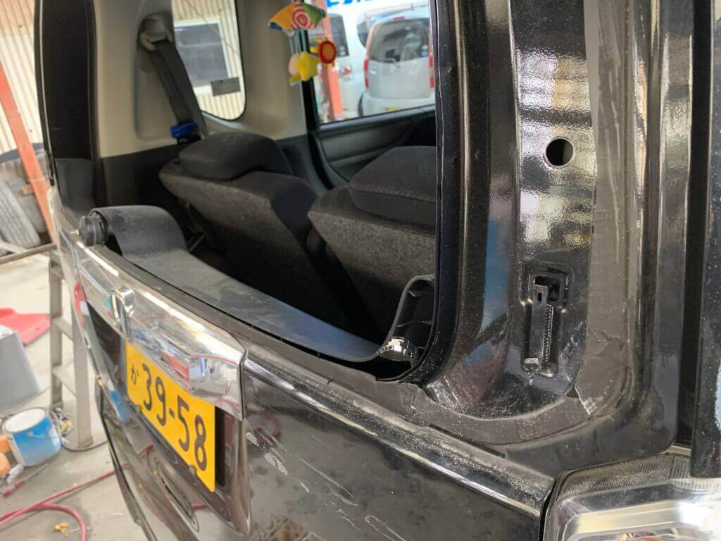 N Boxのリアガラス交換 早良区 福岡市で車のキズ ヘコミ修理の板金塗装が必要とする修理の際は サイセイ自動車 にお任せください